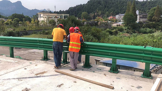 丽江高速公路护栏板的维护确保道路安全的关键环节