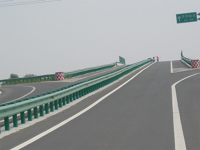 丽江高速公路护栏的材质与规格